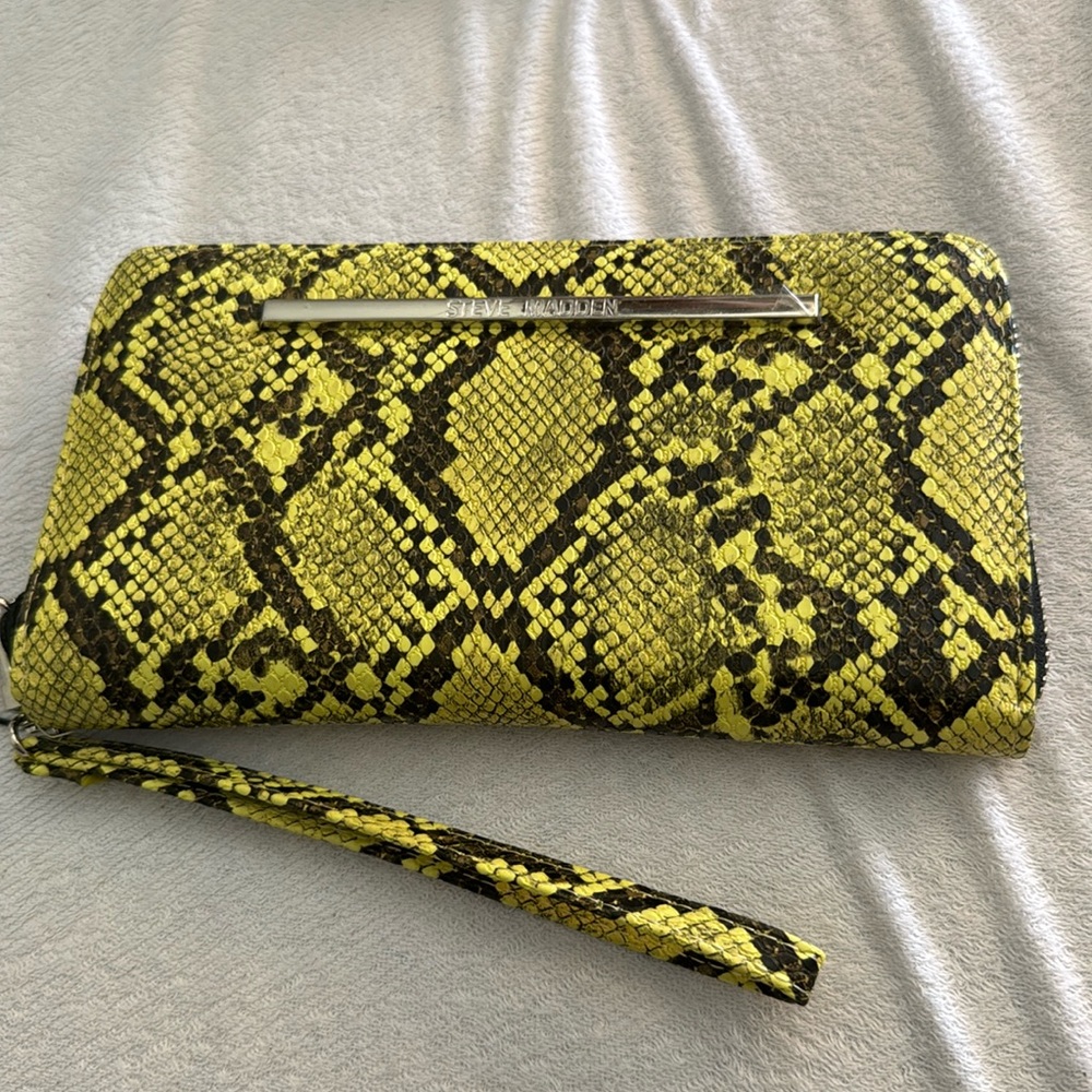 Wristlet wallet